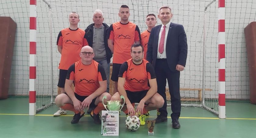 Finał nowomiejskiej halówki - puchar dla DekRemBud Jankowski