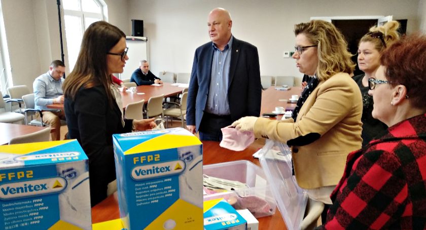 Posiedzenie powiatowego sztabu, maseczki i inicjatywy obywatelskie