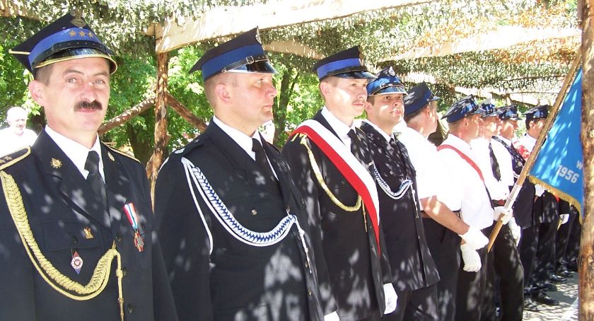 Strażackie wspomnienia: 65 zdjęć ze 100-lecia OSP Nowe Miasto w 2005 roku