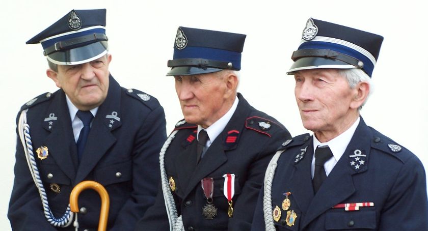 Strażackie wspomnienia: 52 zdjęcia z Dnia Strażaka gminy Dzierzążnia w 2005 roku