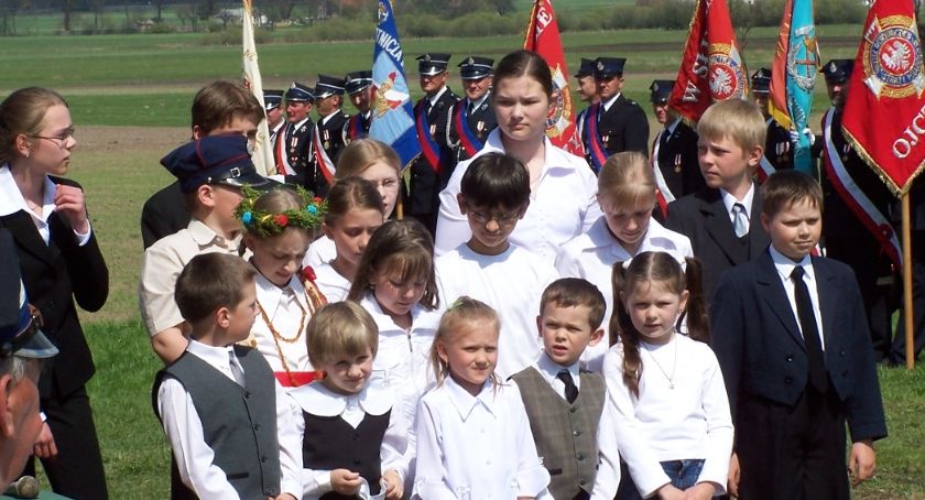 Strażackie wspomnienia: 93 zdjęcia z Dnia Strażaka w Krajkowie - 2005 rok