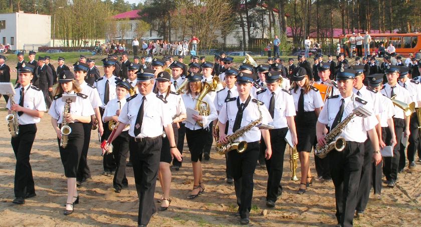 Strażackie wspomnienia: 150 zdjęć z Dnia Strażaka gminy Sochocin - 2005 rok