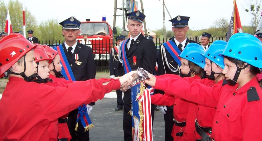Strażackie wspomnienia: 63 zdjęcia z Dnia Strażaka gminy Załuski - 2005 rok