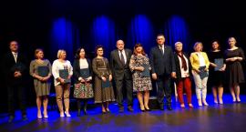 Miejskie obchody Dnia Nauczyciela z dużą ilością nag…