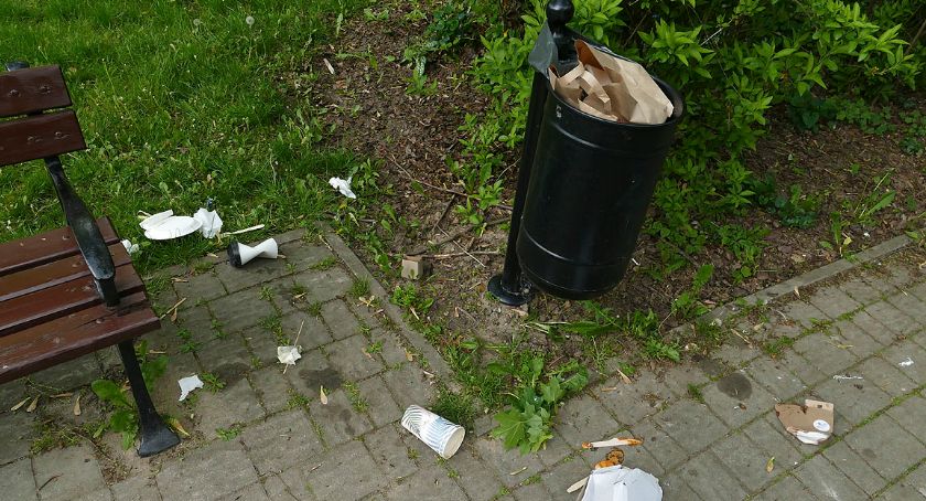 Śmietnik w Parku Żeromskiego