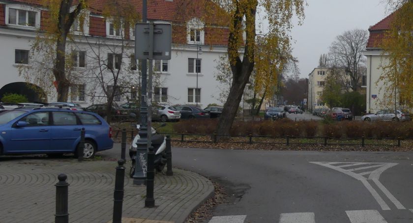 Plac Henkla - czarne jest białe