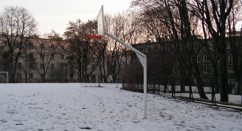 Hala pneumatyczna w szkole na Wojska Polskiego czyli Ile dni ma luty? 