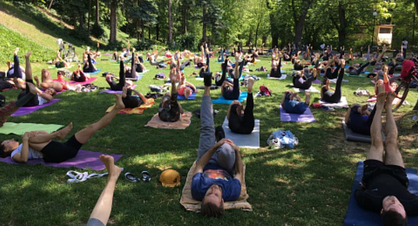 Joga na trawie w Prochowni Żoliborz