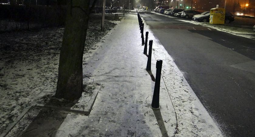 Śnieg i lód na chodnikach