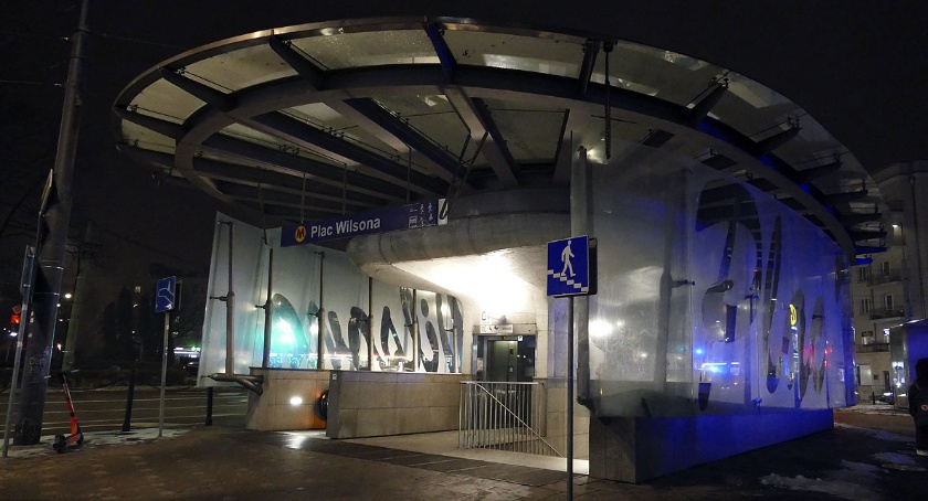 Dziwna instalacja przed wejściem do metra