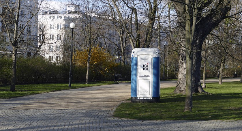 Obiecanki cacanki o brązowych toaletach w Parku Żeromskiego
