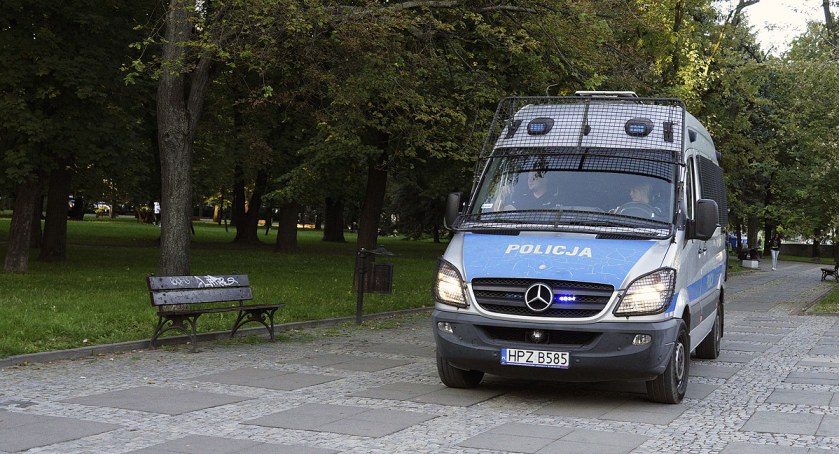 Policja poszukuje podejrzanych o kradzieże 