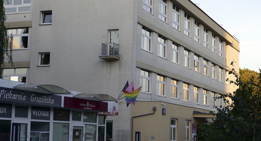 Miniaturowe balkony na Żoliborzu