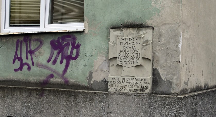 Slumsy i pamiątkowa tablica