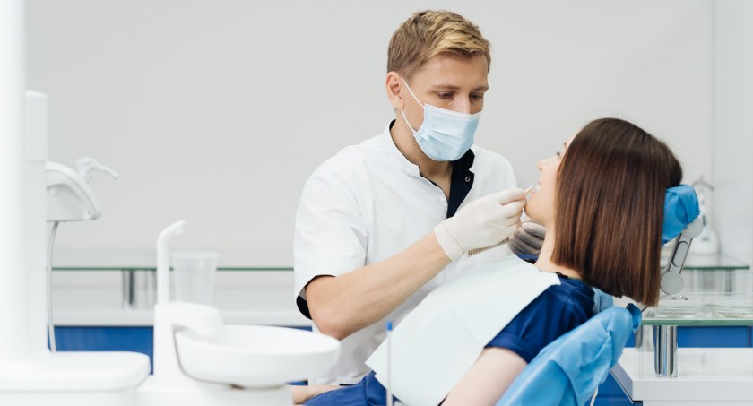 Całodobowy dentysta w Warszawie — po czym poznasz godnego zaufania specjalistę?