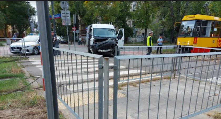 Wypadek tramwaju i busa na ul. Mickiewicza