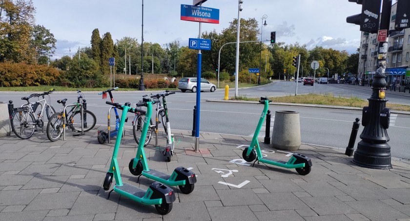Czy parkingi dla elektrycznych hulajnóg i rowerów rozwiążą problem porządku na chodnikach?
