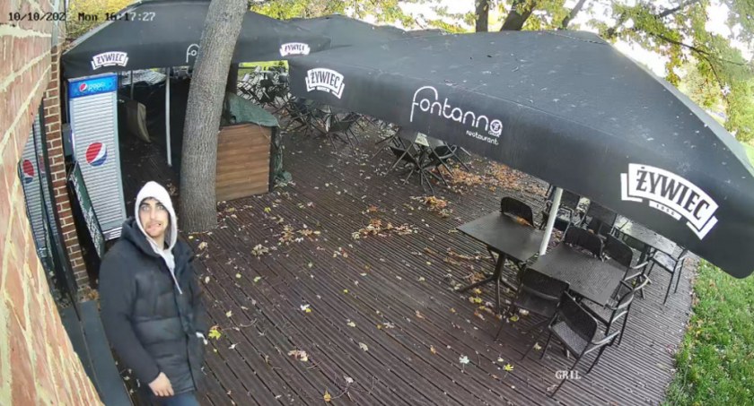 Policja poszukuje osoby ze zdjęć.   