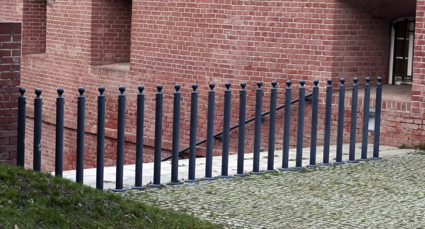Testy nowych słupków w Parku Żeromskiego