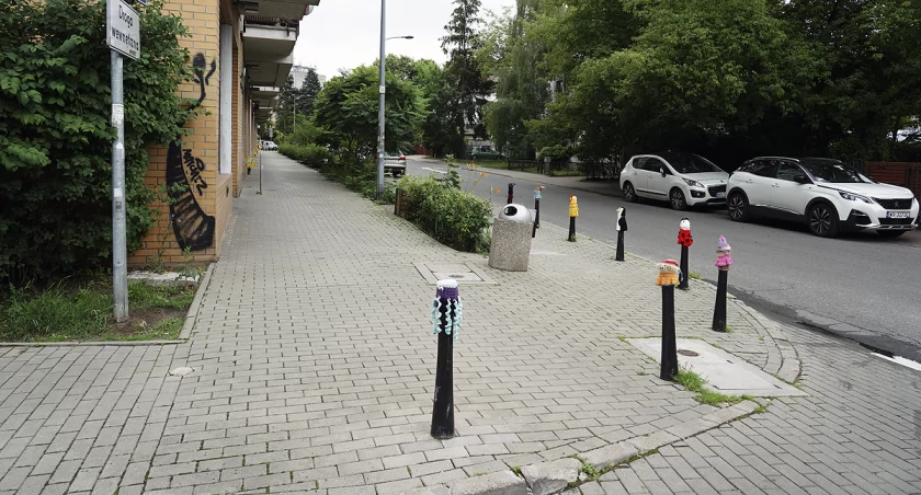 Żoliborz podnosi poziom piękności słupków drogowych