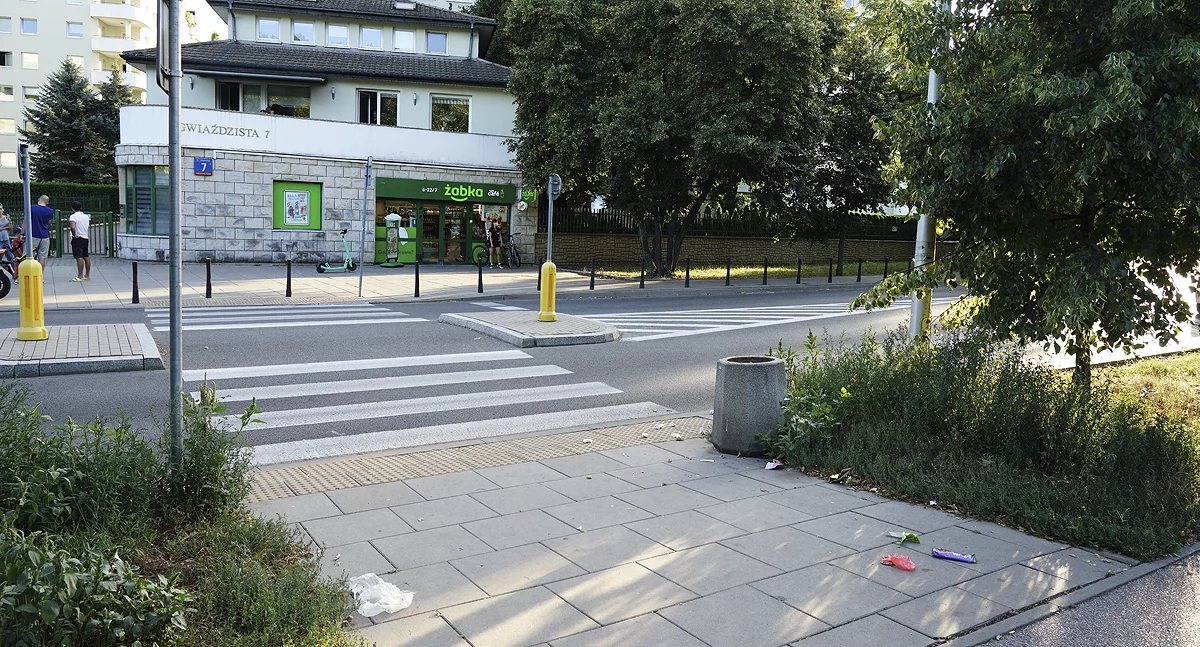 Żabka i stojak na rowery