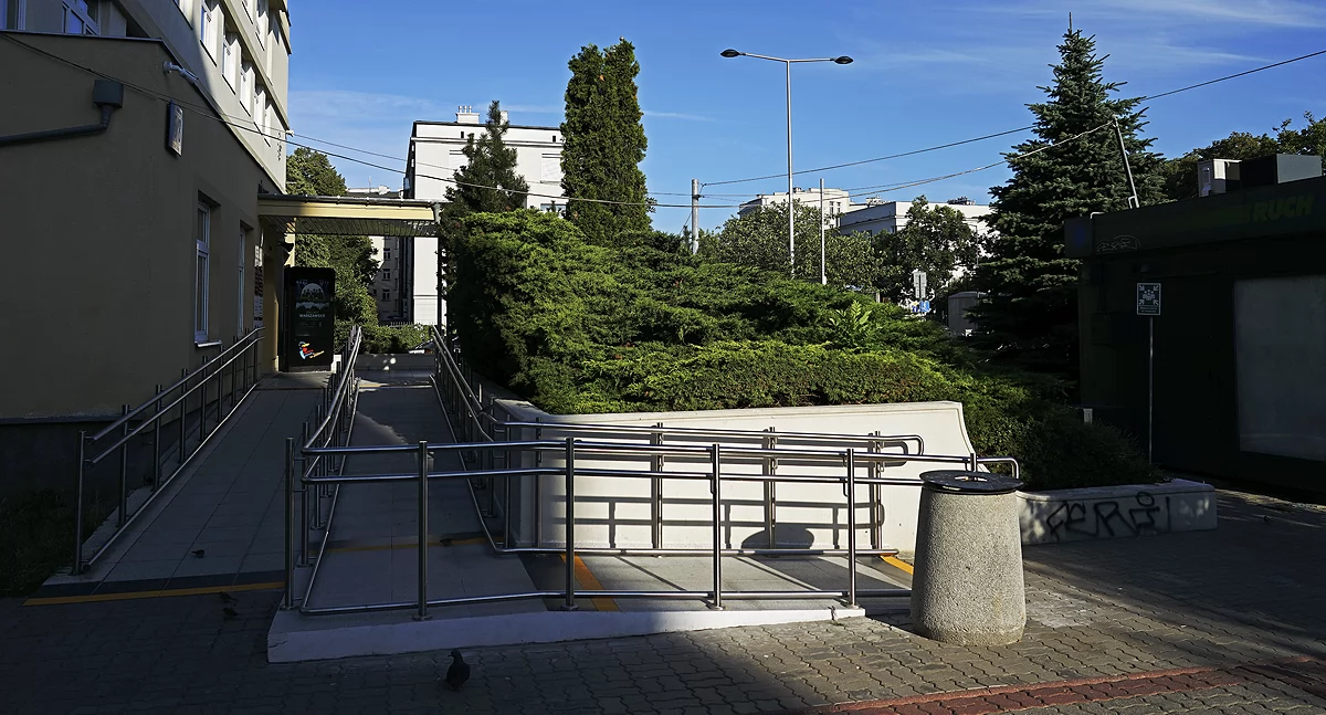 Urząd Dzielnicy Żoliborz i napowietrzne instalacje