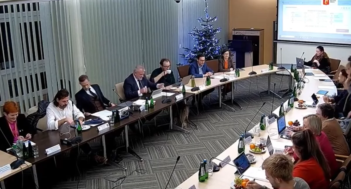 Lewica dużo pyta, a PiS wszystko wie
