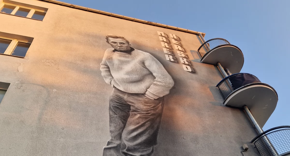Literatura na fasadzie – cień Hłaski w świetle miasta