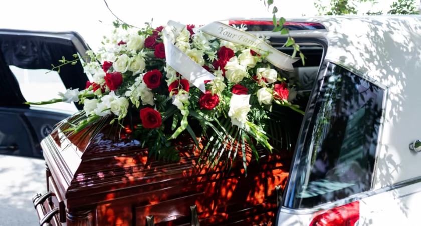 Kwiaty na ceremonii ostatniego pożegnania – jakie wybrać?