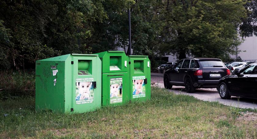 Pojemniki na odzież czy śmietnik?