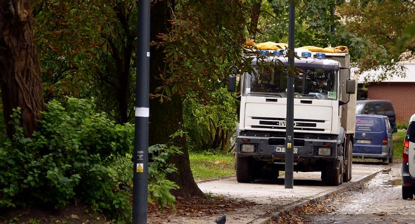 Chodnik czy parking dla wywrotek?