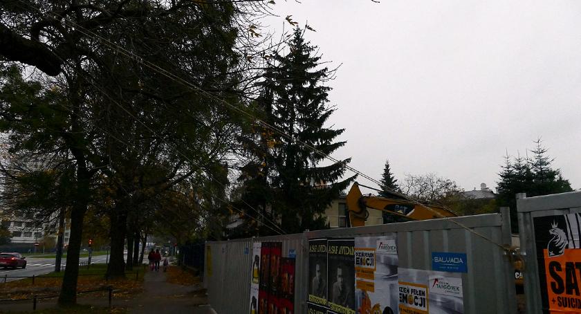 Budowa trzyma się na sznurku?
