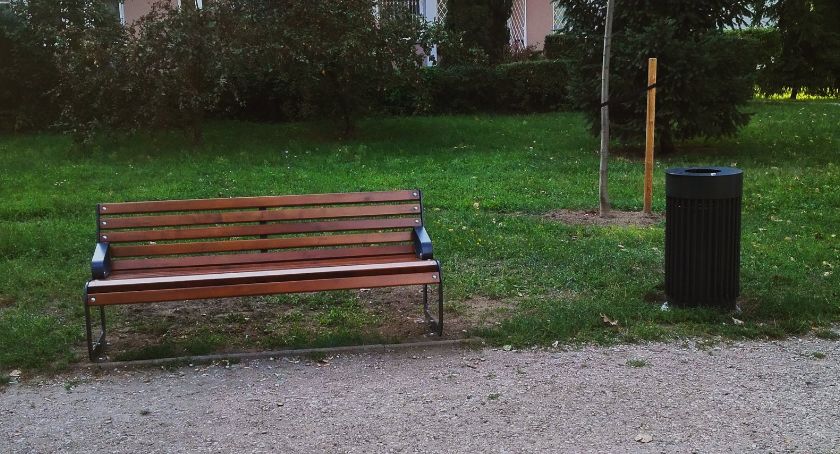 Nowe ławki  i kosze na Zatrasiu
