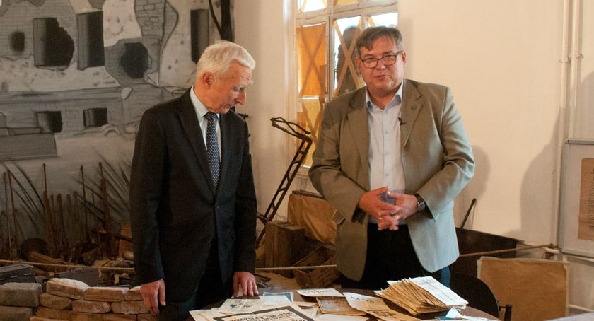 Naimski przekazuje artefakty do Muzeum Pamięci Powstania Warszawskiego