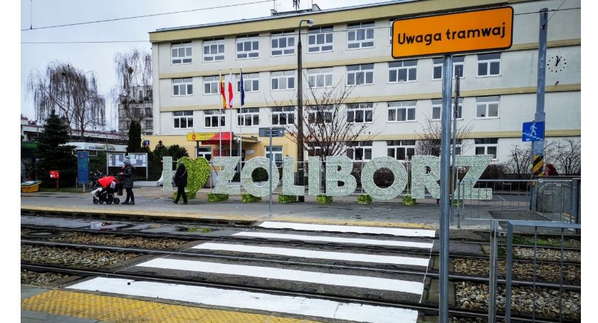 Słowackiego - jest przejście dla pieszych przy urzędzie