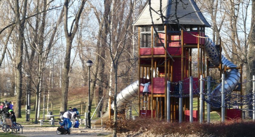 Urzędnicy przestrzegają przed placami zabaw