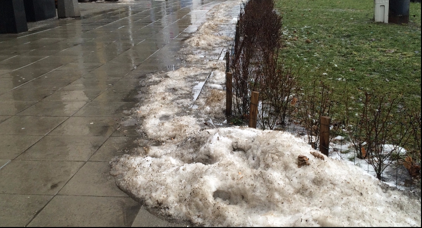 Sople i bryły śniegu spadające z dachu powodują wypadki.