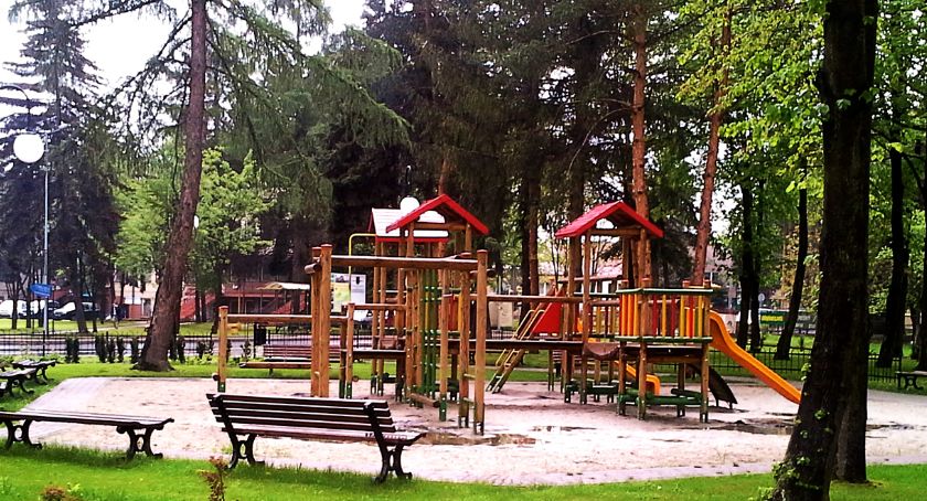 Apel o niekorzystanie z boisk i placów zabaw. Kary za spożywanie alkoholu na bulwarach
