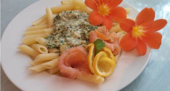 Penne z łososiem i szpinakiem