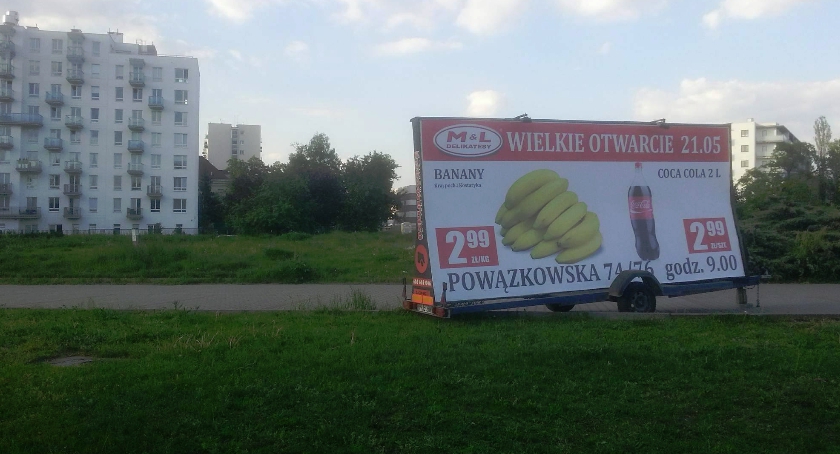 kolejna nielegalna reklama na Żoliborzu.