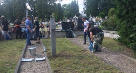 Sprzątamy groby żołnierzy Żywiciela