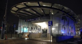 Dziwna instalacja przed wejściem do metra