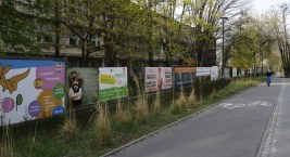 Reklamowy pasaż przy ulicy Rydygiera