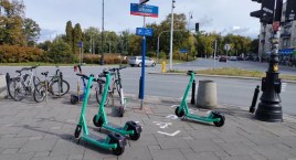 Czy parkingi dla elektrycznych hulajnóg i rowerów rozwiążą problem porządku na chodnikach?