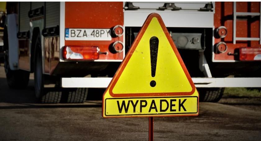 Pożar osobówki i kolizja na S8
