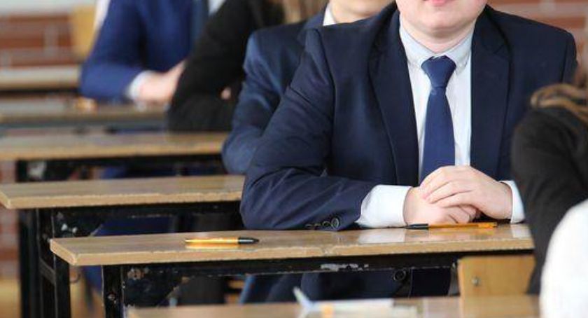 Co ze szkołami do wakacji? Zobacz planowany kalendarz zmian w szkołach