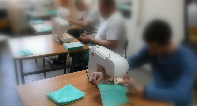 Maseczki z Czerwonego Boru trafią do podopiecznych Fundacji Kapucyńskiej 