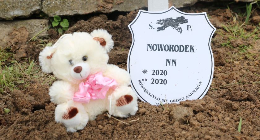 Pożegnali noworodka znalezionego na wysypisku [foto+video]