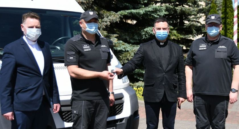 Służba więzienna przekazała samochód podopiecznym 