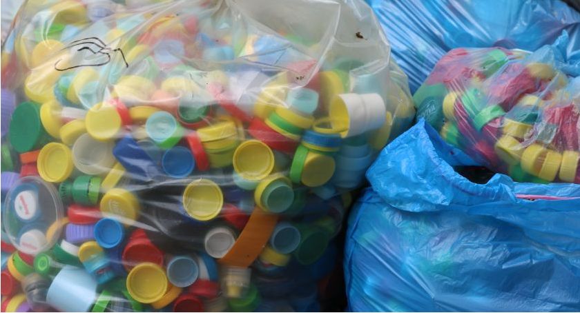 Zbieraj plastikowe nakrętki i pomagaj potrzebującym